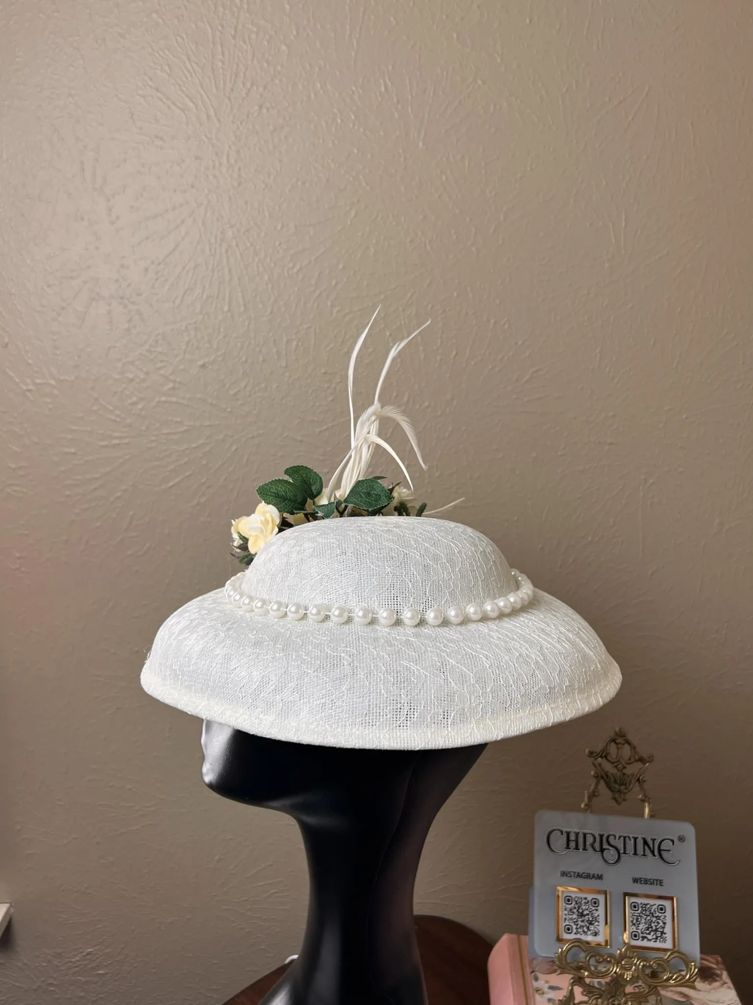 Queen hat in ivory roses
