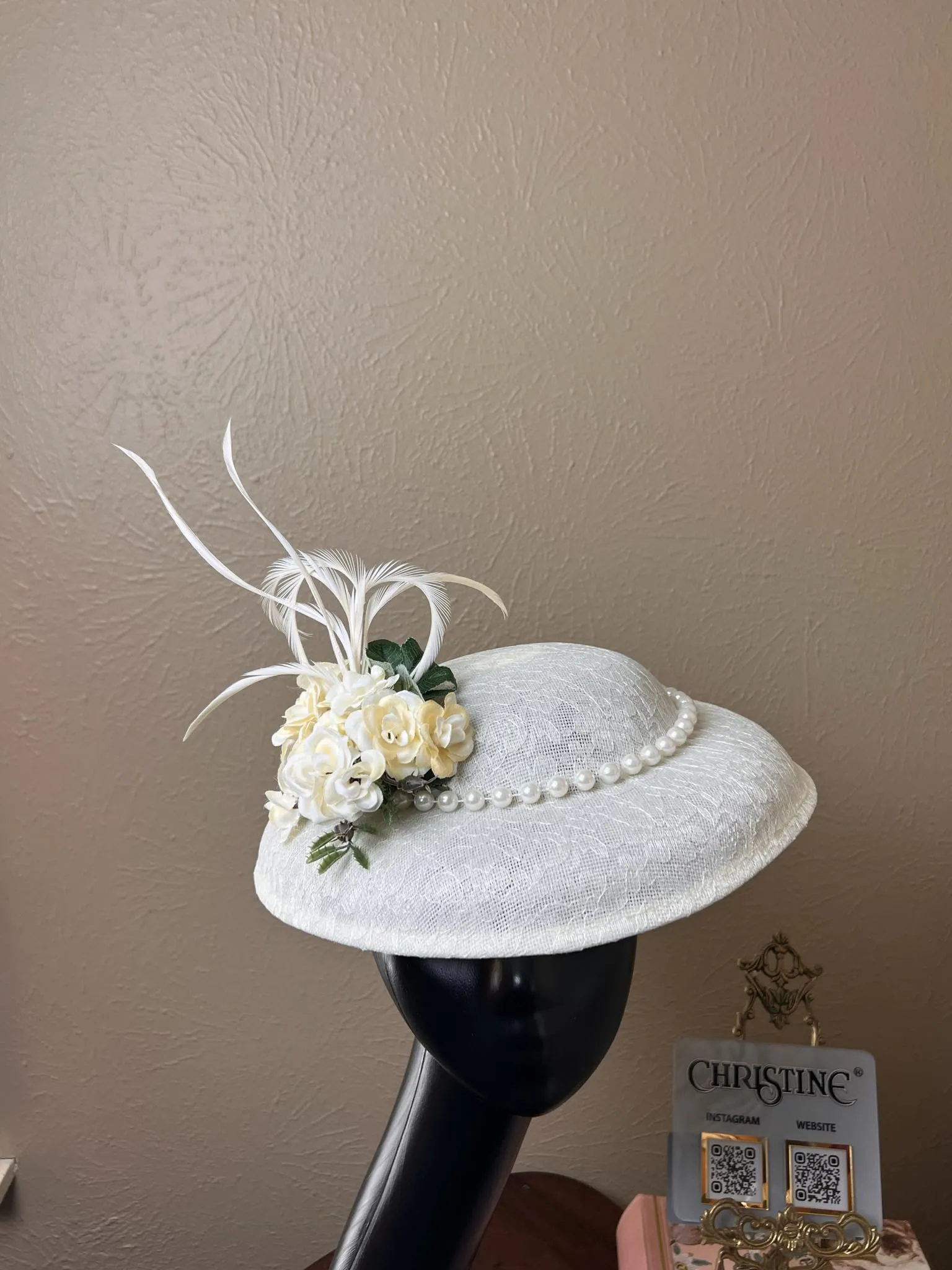 Queen hat in ivory roses