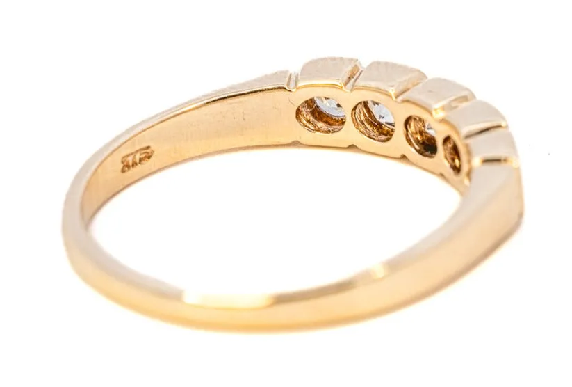 Stunning 9ct Yellow Gold 5-Stone Cubic Zirconia Ring
